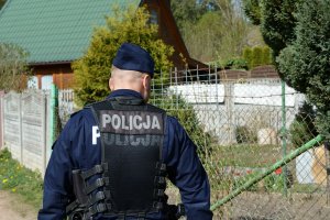 policjant kontroluje rejon ogródków działkowych