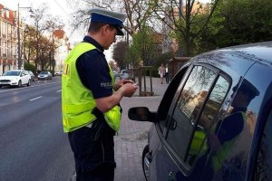 kontrola drogowa - policjant zatrzymał do kontroli drogowej kierującego samochodem