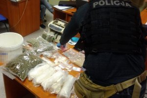 policjanci zabezpieczyli znaczne ilości narkotyków i innych przedmiotów