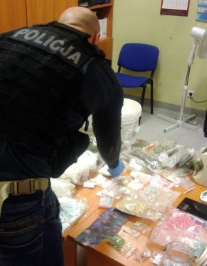 policjanci zabezpieczyli znaczne ilości narkotyków i innych przedmiotów
