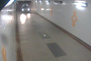 samochód wjeżdża do tunelu