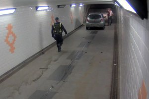 policjanci interweniują w tunelu wobec kierującego i pasażerów samochodu