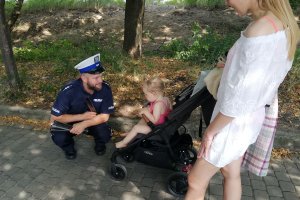 policjant rozmawia z osobami o bezpieczeństwie