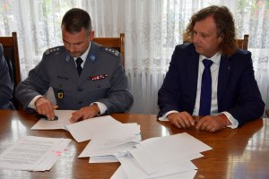 Zastępca Komendanta Wojewódzkiego Policji w Gdańsku i Prezydent Miasta Sopotu składają podpisy pod porozumieniami