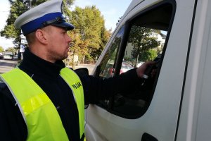 policjant kontroluje stan trzeźwości kierowcy samochodu