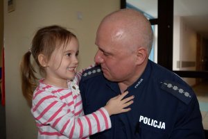 Policjant Andrzej Przybysz z dzieckiem