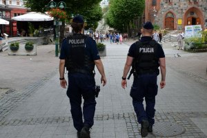 policjanci patrolują ulice miasta
