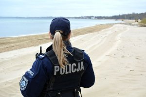 policjantka kontroluje rejon plaży