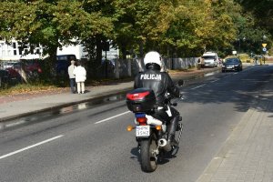 policjant jedzie na motorze