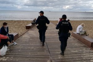 policjanci kontrolują rejon plaży