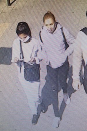 Na zdjęciu wizerunek dwóch kobiet mających związek ze sprawą kradzieży, które idą deptakiem.