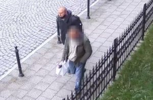 Na zdjęciu wizerunek dwóch mężczyzn mających związek ze sprawą kradzieży. Jeden z nich ma twarz zasłoniętą pikselami.