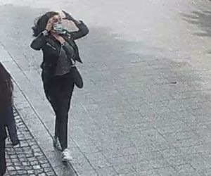 Na zdjęciu wizerunek kobiety, która idzie deptakiem