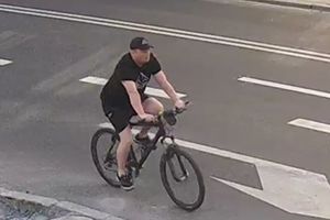Mężczyzna jedzie rowerem po ulicy