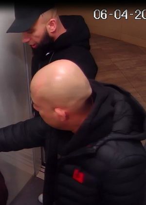 Wnętrze windy. Na zdjęciu sylwetki dwóch mężczyzn.