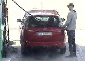 Na zdjęciu mężczyzna, który stoi przy samochodzie.
