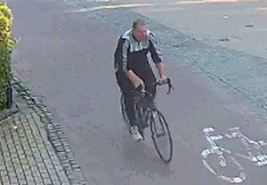 Na zdjęciu mężczyzna, który jedzie na rowerze.