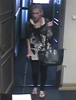 Na zdjęciu kobieta wychodząca z pomieszczenia na korytarz