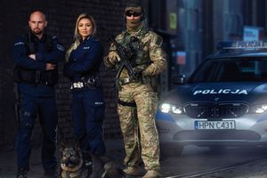 Na zdjęciu policjantka, dwóch policjantów, pies policyjny i radiowóz