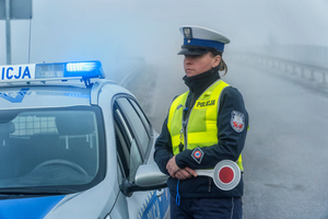 Na zdjęciu policjantka i radiowóz