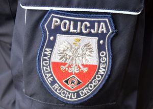 Naszywka na mundurze policyjnym. Na naszywce orzeł, logo policyjne oraz napisy: 
POLICJA
WYDZIAŁ RUCHU DROGOWEGO