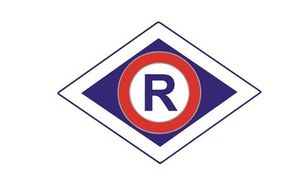 Logo policyjne w kształcie rombu. W środku logo znajduje się litera R