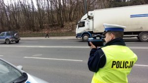 policjant mierzy prędkość pojazdu