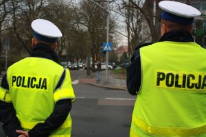 Policjanci ruchu drogowego podczas patrolowania ulic i przejścia dla pieszych