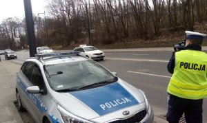 policjant mierzy prędkość pojazdów