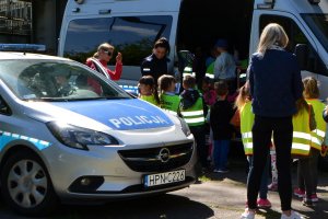 policjantka rozmawia z dziećmi podczas festynu