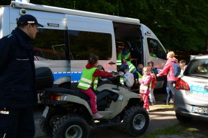 policjant pokazuje dzieciom sprzęt służbowy