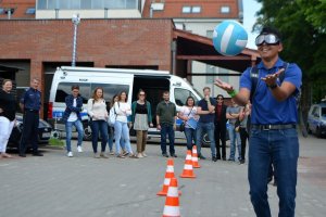 Zabawa - student idzie po specjalnie przygotowanym torze z założonymi alkogoglami, na końcu którego musi złapać piłkę.