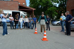 Zabawa - student idzie po specjalnie przygotowanym torze z założonymi alkogoglami, na końcu którego musi złapać piłkę.