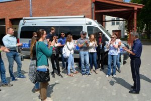 Studenci dziękują policjantom za spotkanie