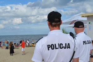 policjanci patrolują rejon plaży