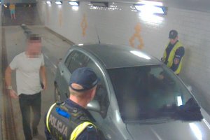 policjanci interweniują w tunelu wobec kierującego i pasażerów samochodu