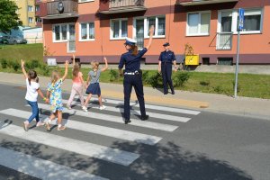 policjanci uczą prawidłowego przechodzenia przez przejście dla pieszych - zdjęcie archiwalne