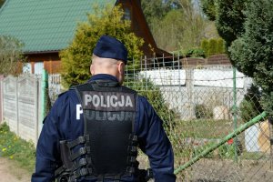 policjant patroluje teren ogródków działkowych