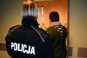 policjantka prowadzi zatrzymaną