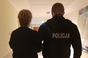 policjant prowadzi zatrzymaną