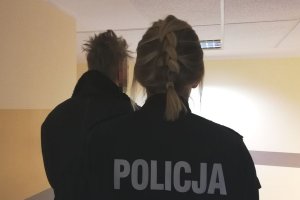 policjantka prowadzi zatrzymanego