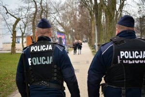 policjanci patrolują ulice