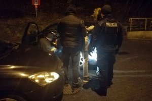 policjanci zatrzymują mężczyznę