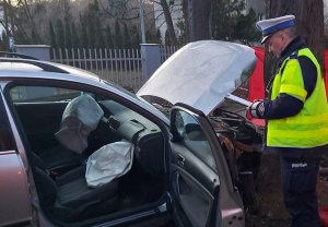 policjant przeprowadza oględziny