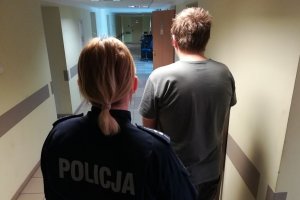 policjantka prowadzi zatrzymanego