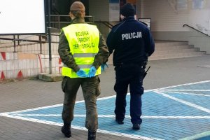 policjant razem z żołnierzem na służbie w trakcie kontroli adresów miejsc kwarantanny