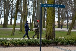 policjant i żołnierz patrolują park