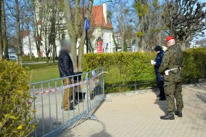 policjant z żołnierzem przeprowadzają interwencję