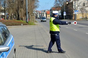 policjant ruchu drogowego zatrzymuje do kontroli pojazd