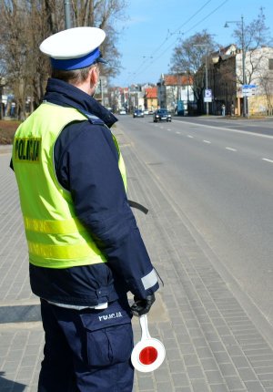 policjant ruchu drogowego kontroluje rejon Alei Niepodległości